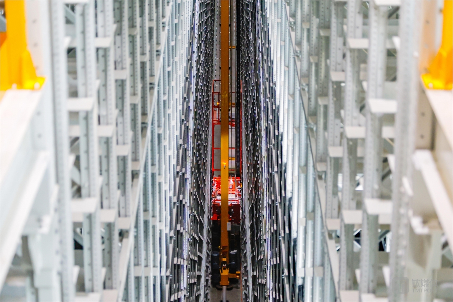 堆垛机在货架中穿梭