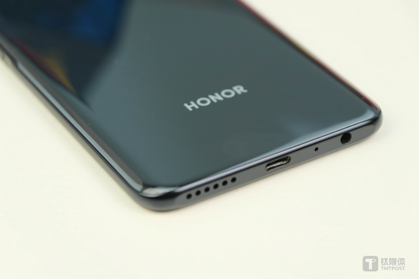 底部扬声器和耳机孔