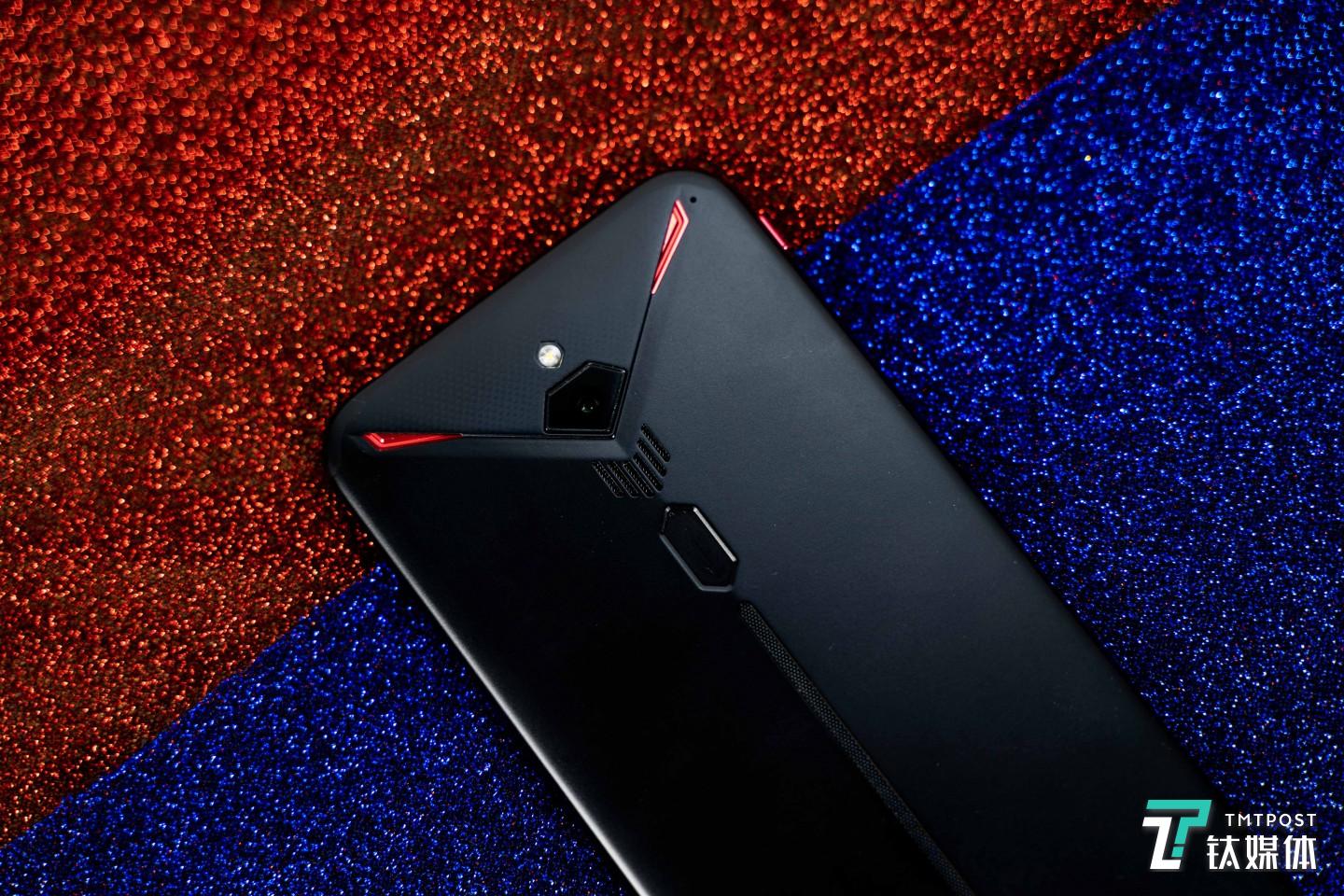 散热、触控按键的加入，牺牲了其他功能的加入