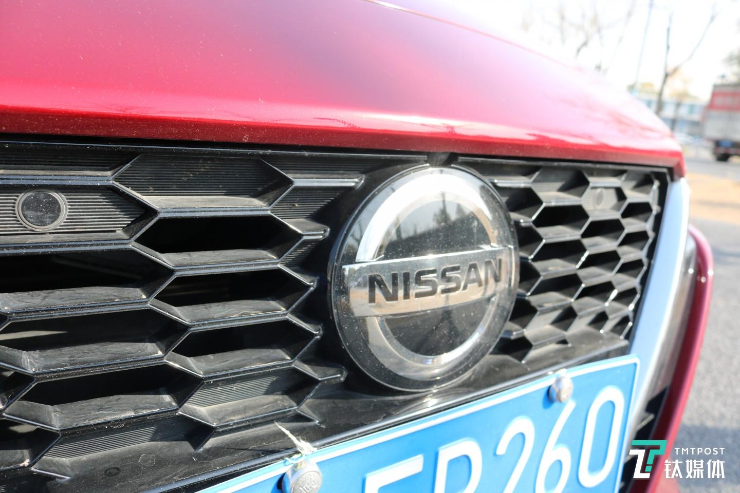 日产LOGO位置配备的毫米波雷达
