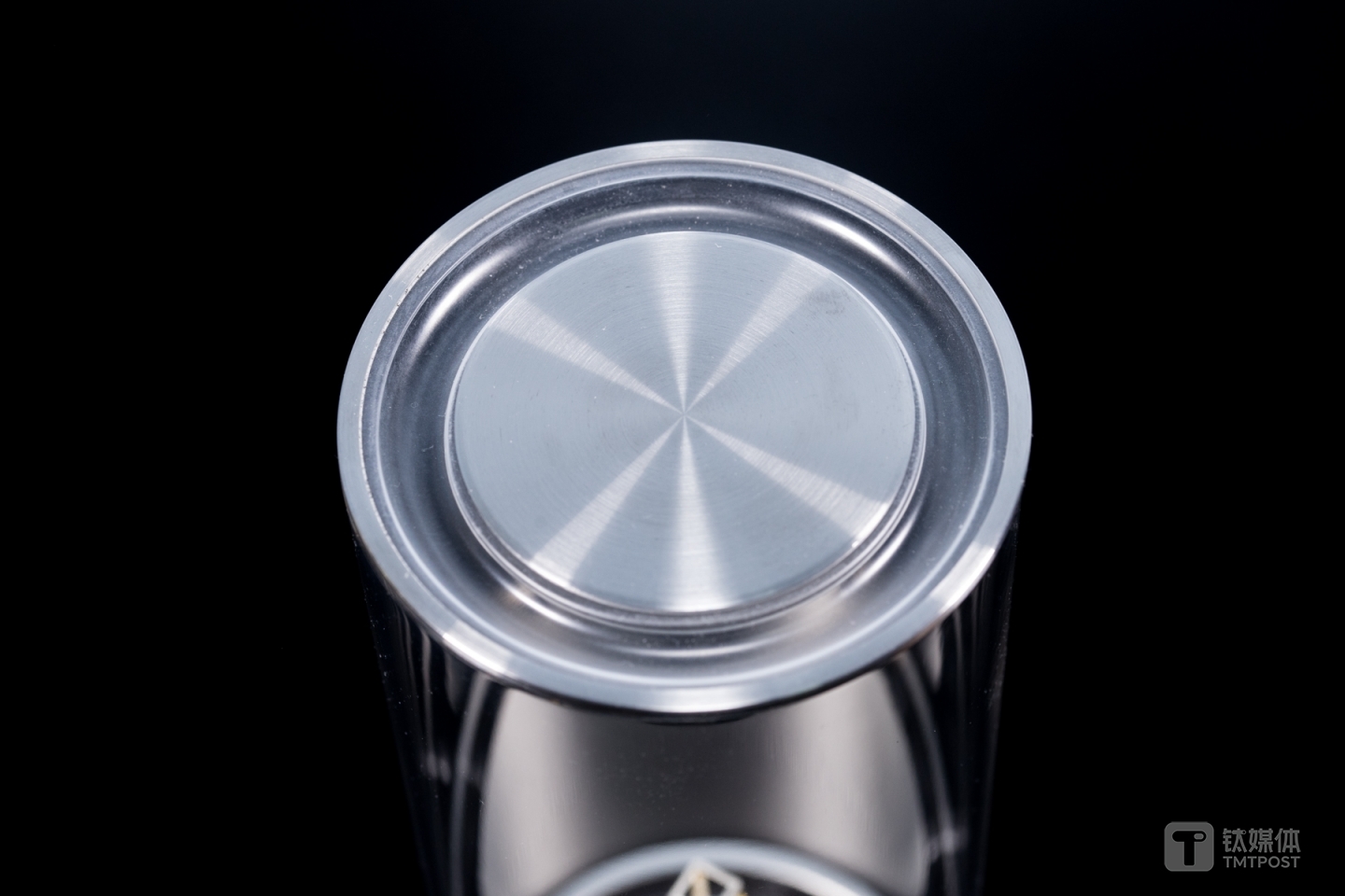 低频单元位于顶部