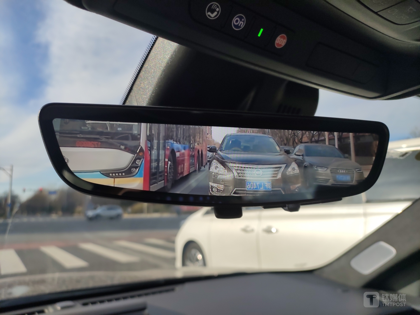 流媒体后视镜清晰显示后方车辆