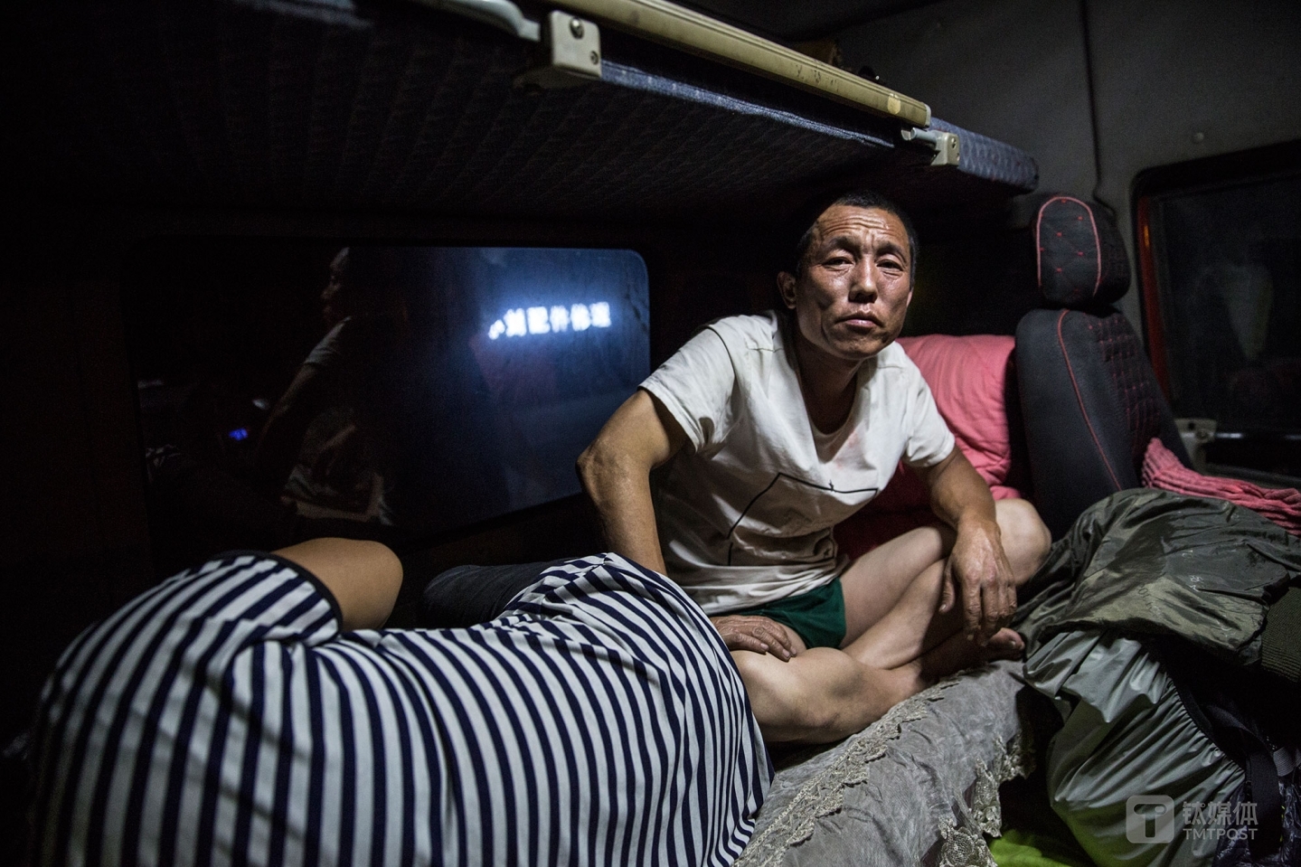 解放宾馆。内蒙古乌兰浩特，以车为家的卡车司机金强夫妇。他们将自己赖以为生的解放卡车称为&ldquo;解放宾馆&rdquo;。为了记录物流行业里司机的真实状态，我跟他们的车从上海出发一路往北3000公里行至满洲里。