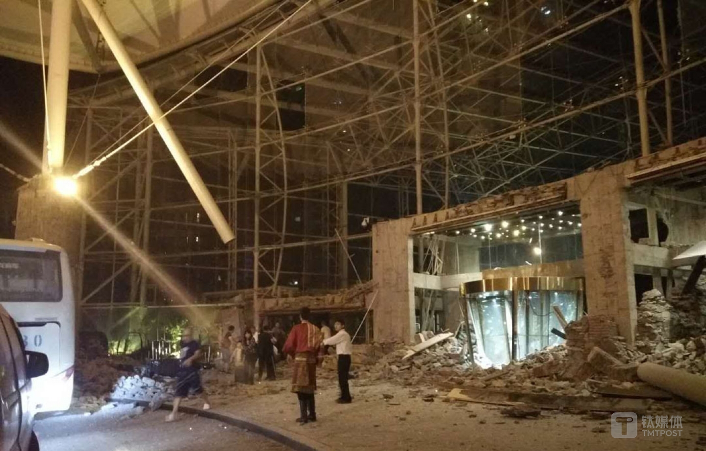 九寨沟景区附近受损的酒店大门