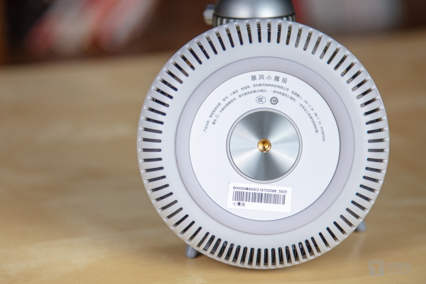 底部散热孔&脚架接口