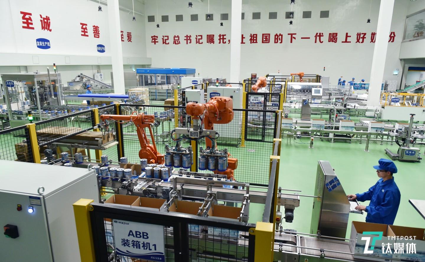 君乐宝奶粉包装车间内的包装机器人设备