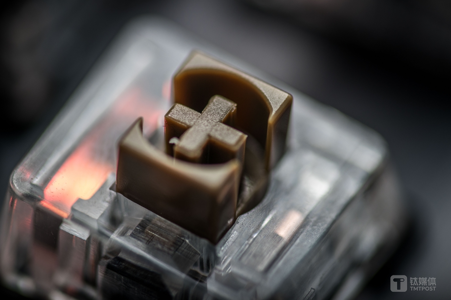 保留了十字形结构，便于更换其他键帽