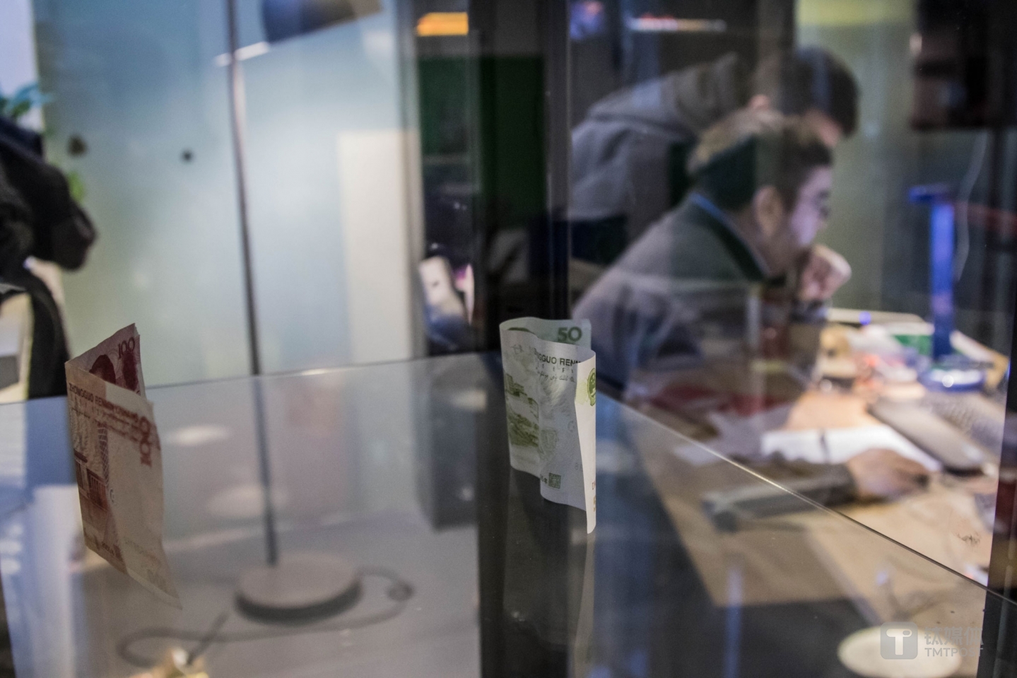 在這個擁有特殊視角的空間里，托馬斯擺了兩張假鈔。這個陳設源于他5個子女中的一個兒子在北京的一次經歷：“有一回我的一個兒子在北京打車，付車費時司機拿錢看了一下，之后告訴他說‘是假錢’，那之后，我把這兩張錢拿到辦公室，放在了陳列柜里”，托馬斯說自己并不是想表達什么，而只是覺得“這是藝術”。