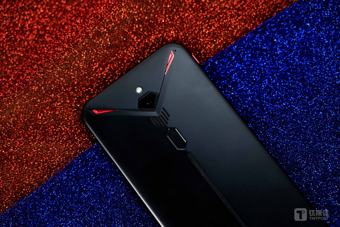 散热、触控按键的加入，牺牲了其他功能的加入