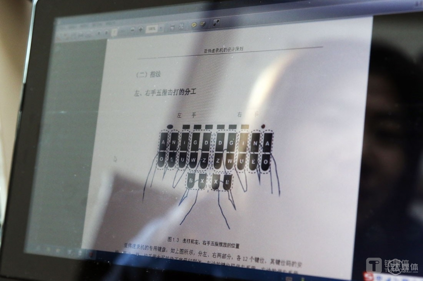 There are 24 buttons (12 on each side) on a short-hand machine. Stenographer might have to sometimes click 6 buttons at the same time. “I shall live longer since it must be pretty good exercise for my brain when I constantly listen, memorize and type,” she said, jokingly. However, the biggest obstacle for her is to record speeches related to a specific fields, especially medicine. “At first, I could barely understand what those speeches mean,” she recalled.
