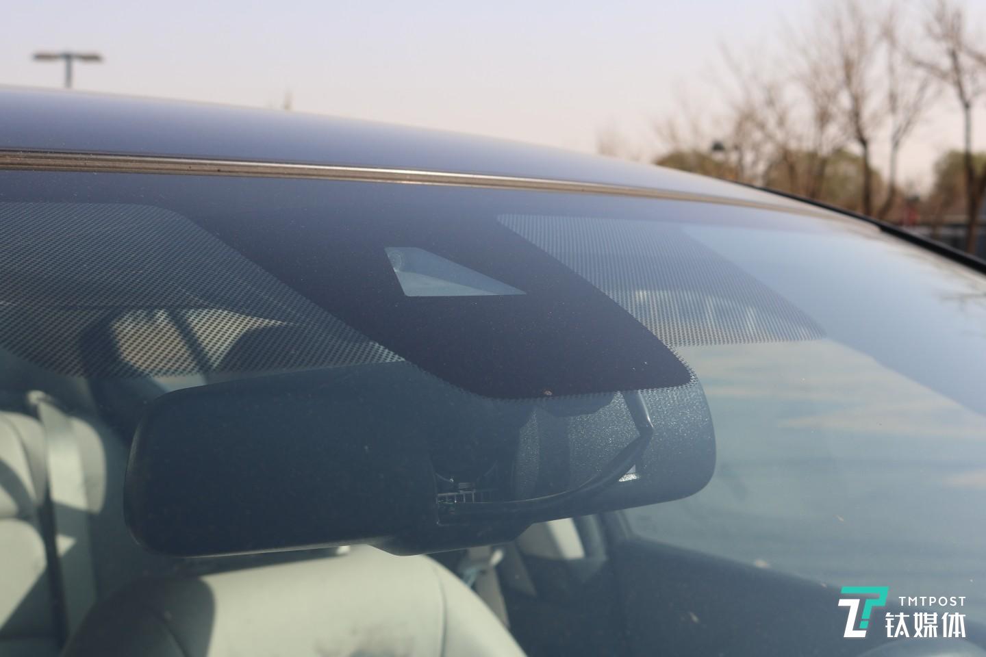 前风挡玻璃后方的单目摄像头