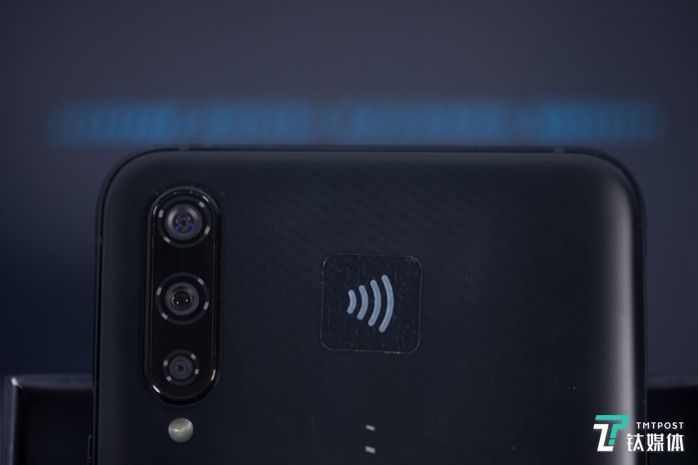 后置三摄，广角、虚化一应俱全