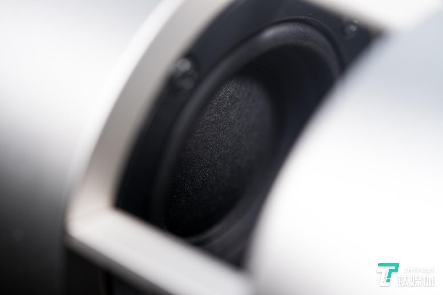 唯一的传统扬声器也藏起来了