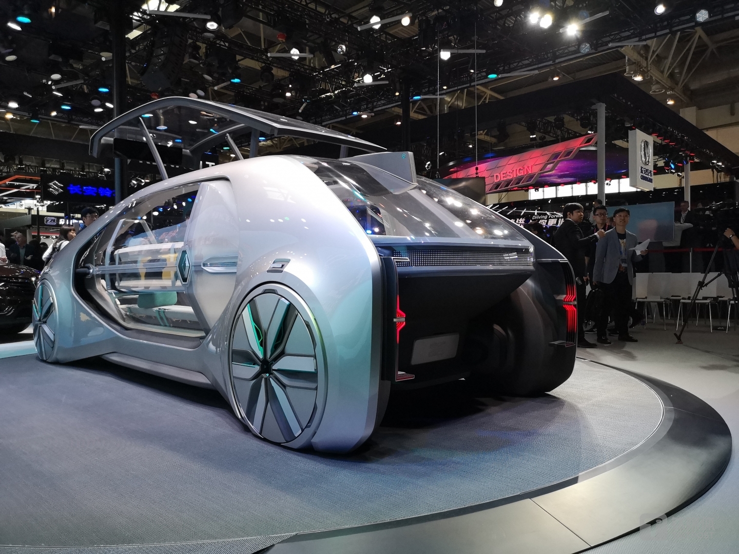 后轮电机驱动，电池置于底盘下方