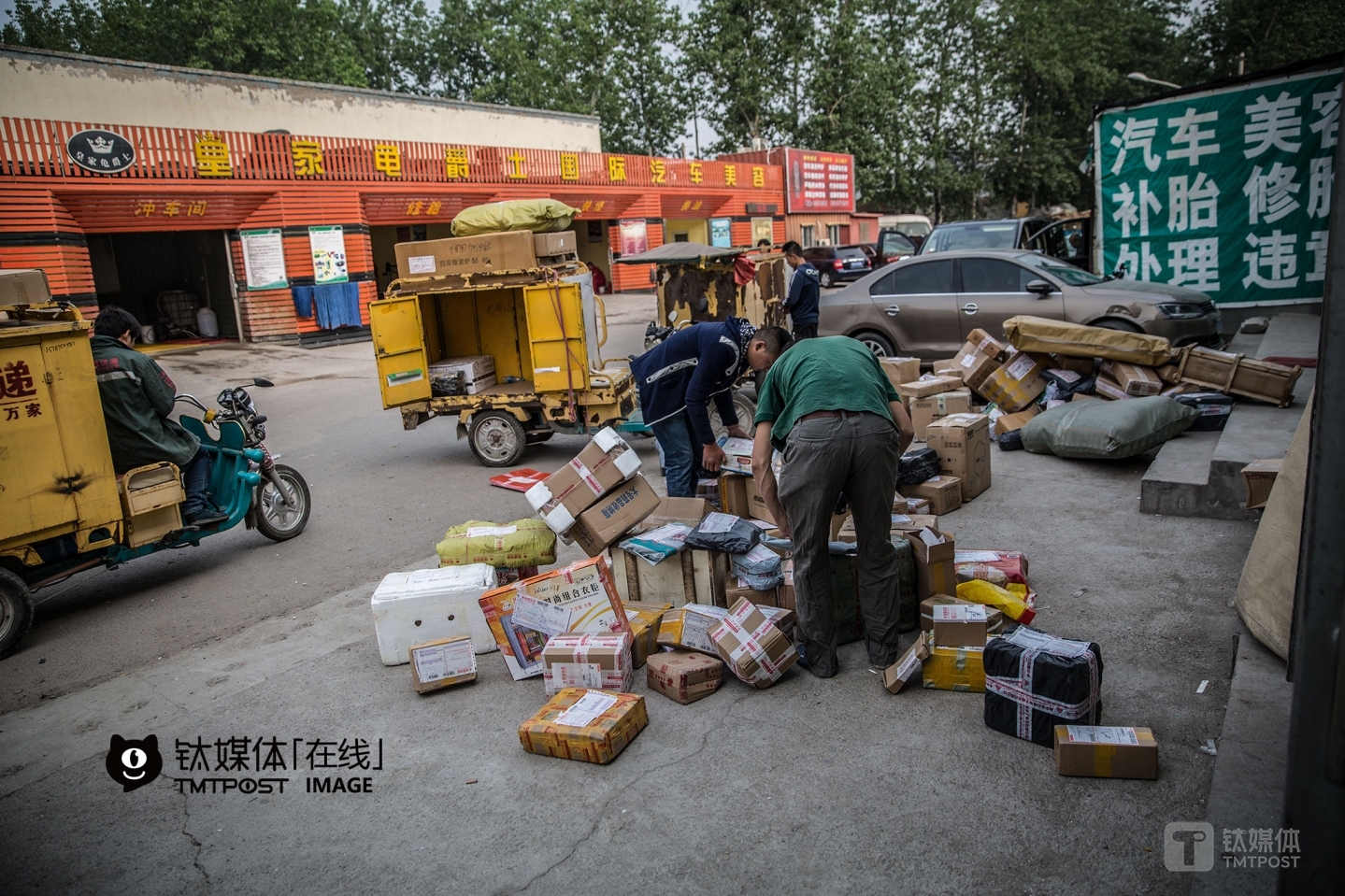 It was in the morning of April, 29th, 2016. Some deliverymen were sorting out packages and loading them on trucks at the allocating center of an express company at Chaoyang District of Beijing.