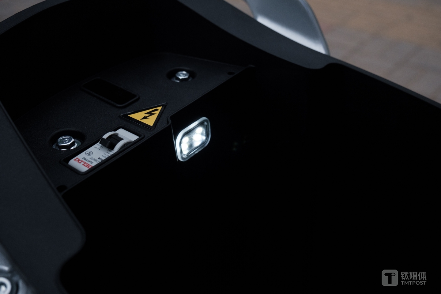 坐桶里亮起的小灯