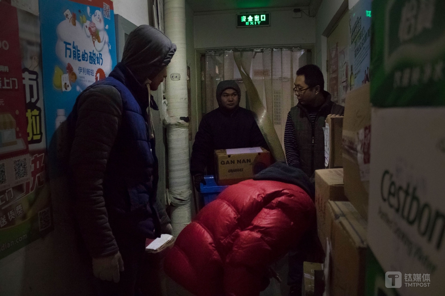 11點(diǎn)30分，幾個(gè)快遞員同時(shí)擠在了店門外的過(guò)道。這家小店每天最多時(shí)有將近20家快遞公司的快遞員過(guò)來(lái)送包裹，由于地方不夠，大家會(huì)把一些紙箱的大件放在過(guò)道。