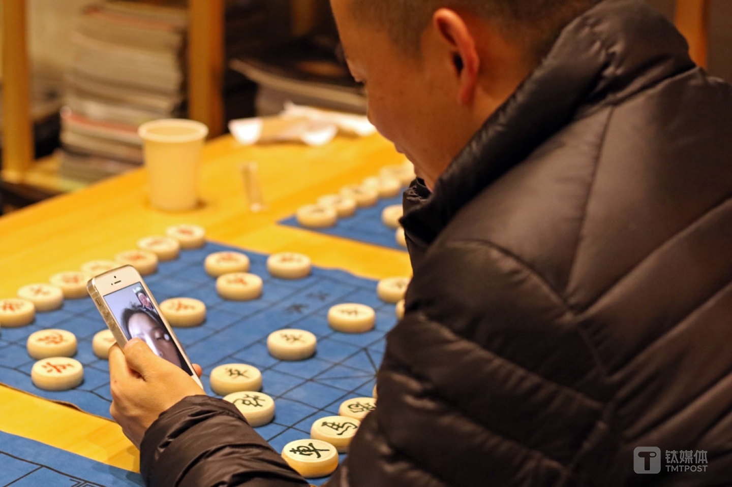 他說，自己有強烈的渴望做成這件事，等他穩(wěn)定了，再把女朋友接過來，女朋友目前在重慶從事服裝生意，“她太辛苦了，我每天早上起床都會打視頻電話叫她起床”。