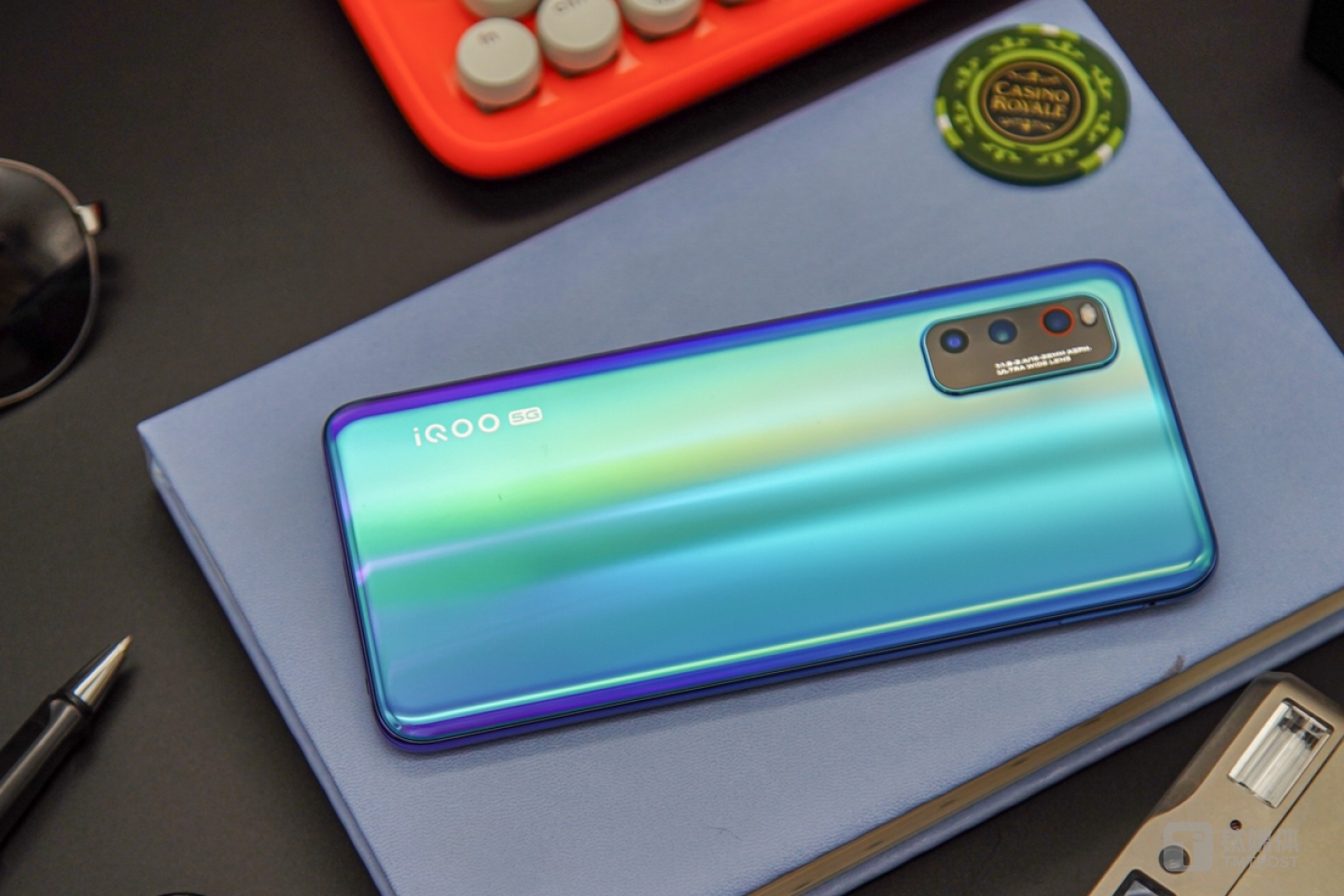 &ldquo;青空蓝&rdquo;镜面渐变背板