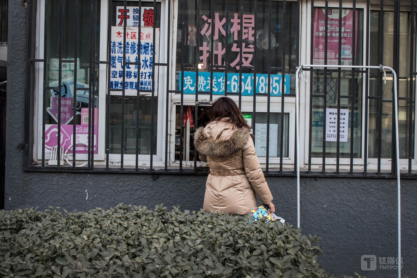 一名顧客在便利店靠外的小窗口買東西。&ldquo;這些O2O平臺(tái)帶來(lái)的生意，目前只占到每天營(yíng)業(yè)額一到兩成。&rdquo;唐元說(shuō)，對(duì)自己家這樣的便利店來(lái)說(shuō)，位置好，店面格局搞得合理了，比什么都強(qiáng)，&ldquo;網(wǎng)絡(luò)是一個(gè)趨勢(shì)，但并不是那么神，比如網(wǎng)上有些東西賣得就不見(jiàn)得比我便宜。&rdquo;