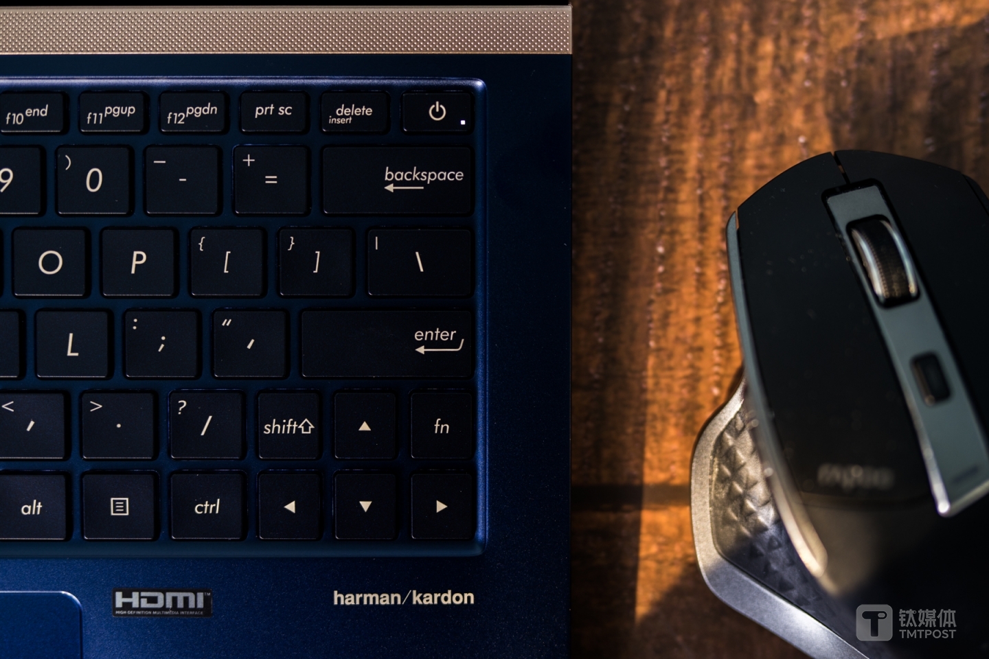 电源按键隐藏其中