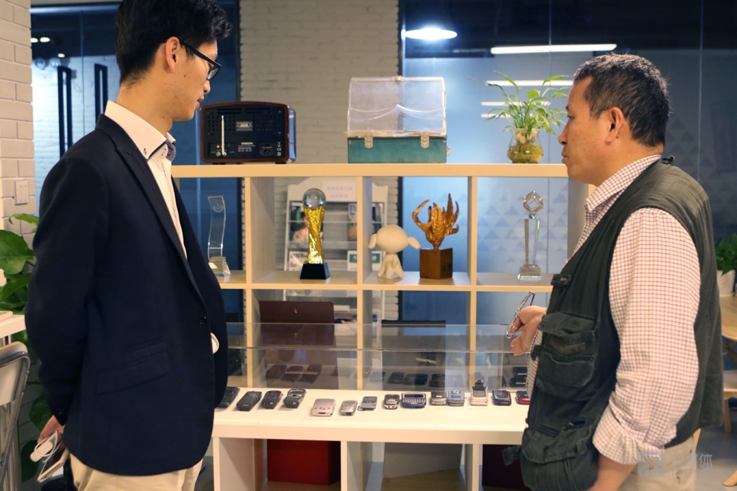 几乎每个到访者都会被公司办公室三个醒目的硬件展示所吸引：曾德钧30年以来的代表作；从蜡筒留声机到在线音响，壹百多年以来信号源变迁；从摩托罗拉大哥大到如今的智能手机，几十年以来移动终端设备的变迁。他说，这些都在提醒自己，时代是在变化的，每一次变化都带来产业洗牌，做产品不能自嗨，而是要像乔布斯那样去站在产业格局上去思考问题、规划产品。