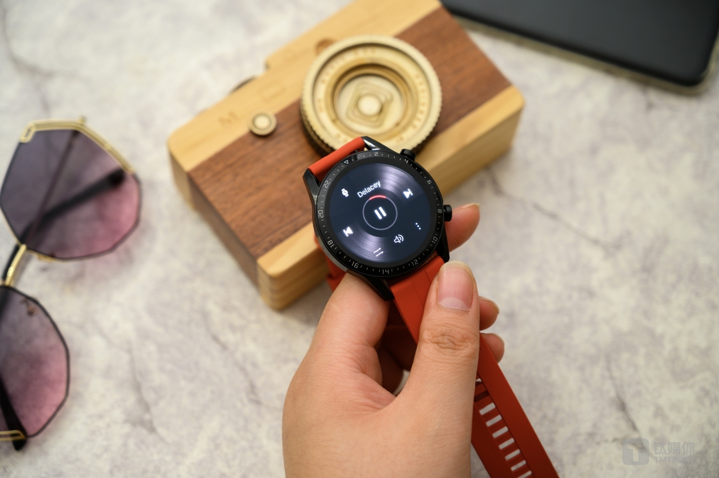 具备内置音乐功能