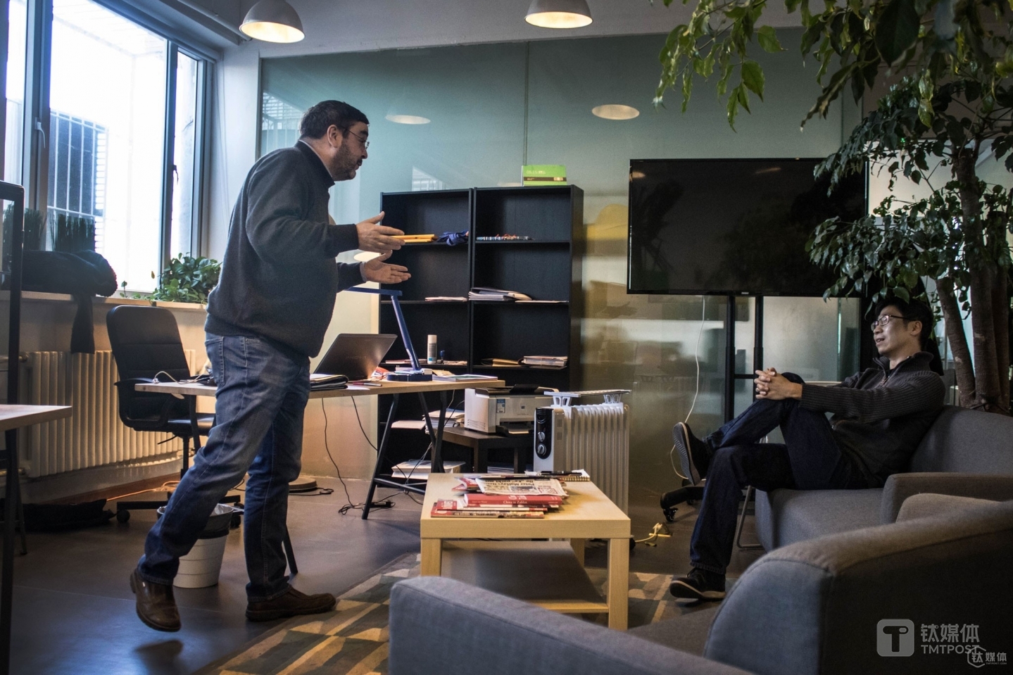 Thomas could see almost all his colleagues from his office. &ldquo;Considering from my experiences in politics, people should never sit in cubes. Instead, we should sit together, so that we can see the changes in our colleagues, while our colleagues can also see what we are doing every day.&rdquo;