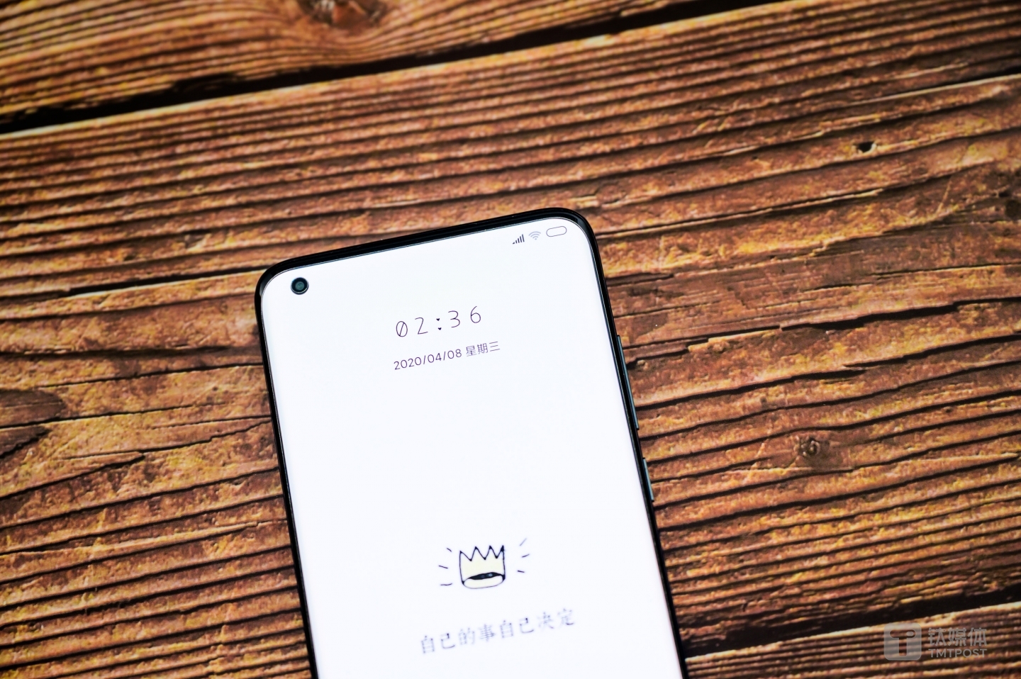 顶部挖孔面积和小米10一致，扬声器开孔更大