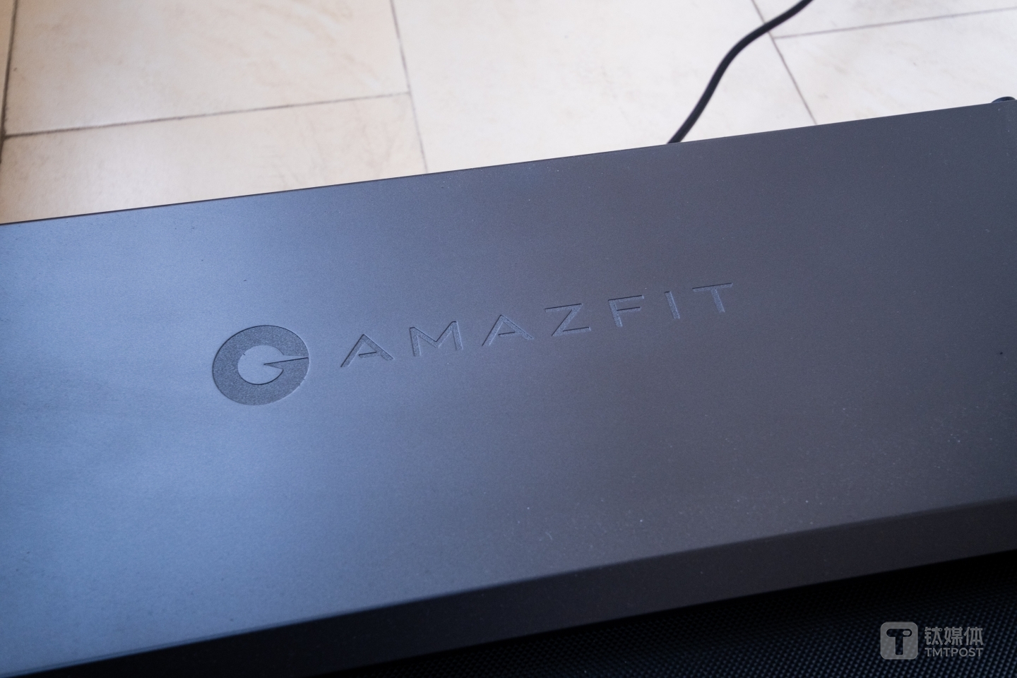 机身表面采用暗色处理