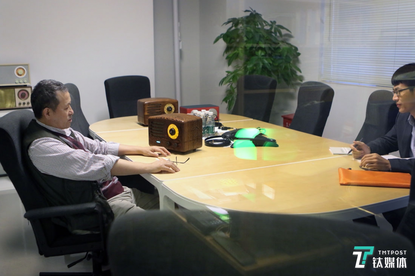 云動(dòng)已在上半年完成2600萬(wàn)A輪融資，下半年，陸續(xù)有投資中介上門(mén)，接觸B輪的相關(guān)事宜。曾德鈞對(duì)投資方的看法是，&ldquo;第一是認(rèn)同我，第二是資源能跟我匹配的，第三才是估值給得相對(duì)高的&rdquo;，A輪的時(shí)候，一個(gè)很有背景實(shí)力的投資商找到曾德鈞說(shuō)，自己投資可以保證云動(dòng)一年之內(nèi)上新三板，曾德鈞沒(méi)有動(dòng)心，&ldquo;上市這個(gè)我沒(méi)有專(zhuān)門(mén)去想，這是到一定規(guī)模水到渠成的事，前提是把事情先做好，事情不做好，上了沒(méi)有用。&rdquo;