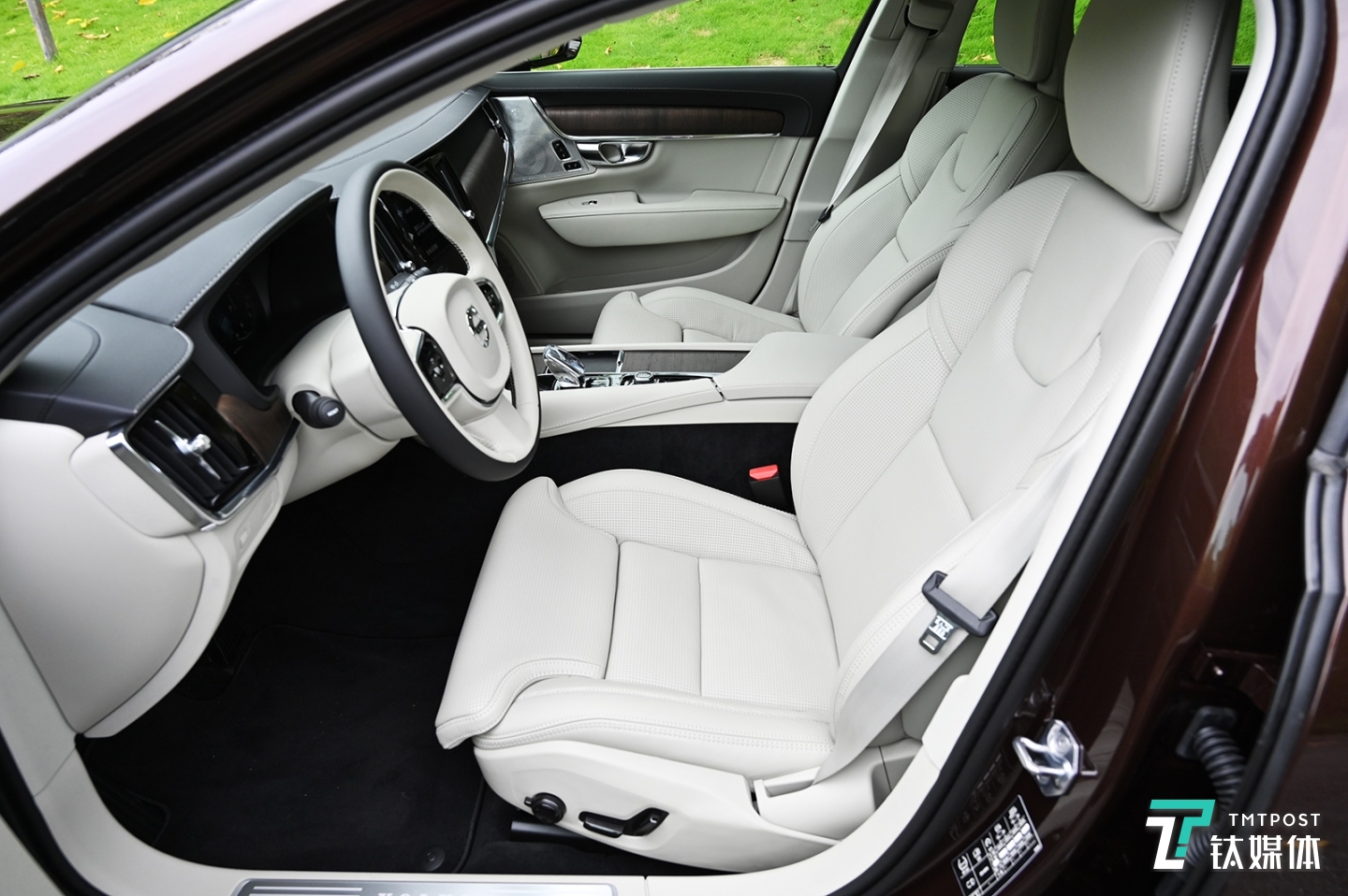 有45种按摩组合的人体工学座椅