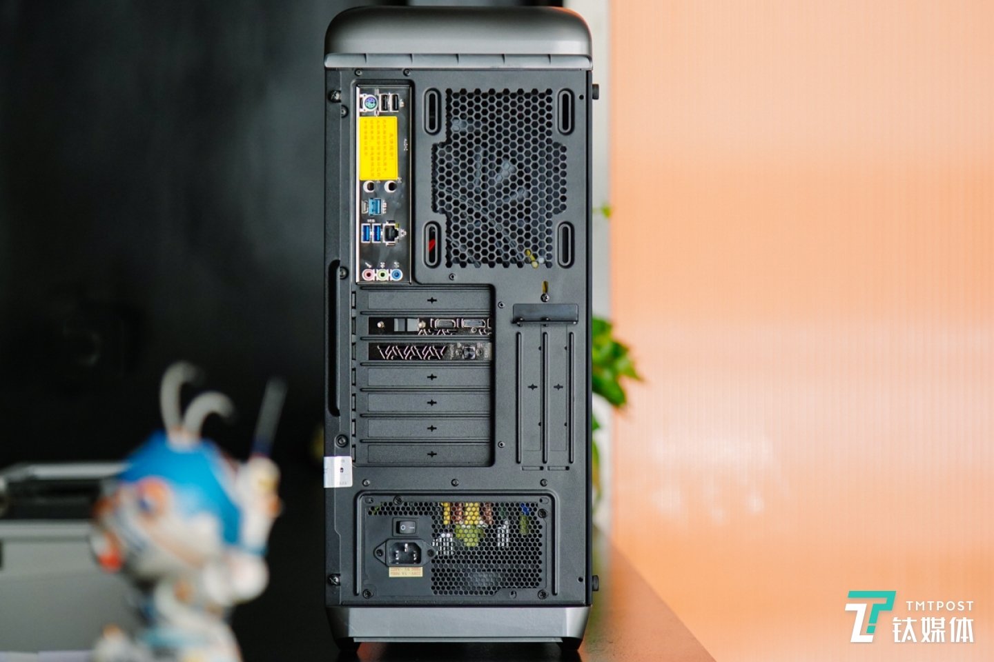 机箱背部接口