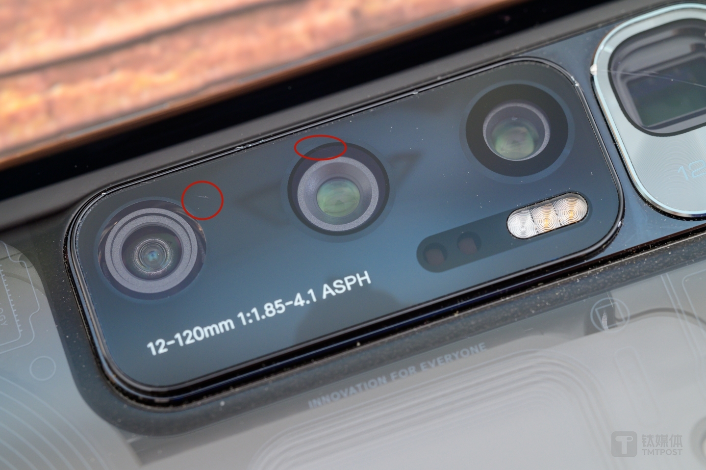 主镜头组盖板已经出现了划痕