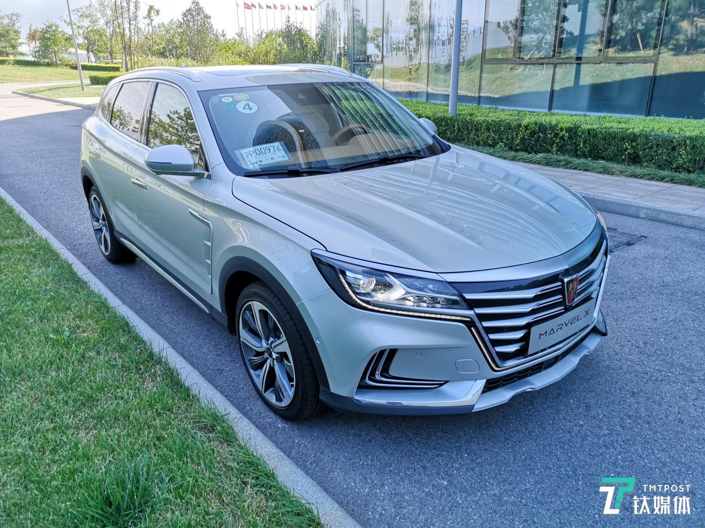 银色的荣威MARVEL X看起来酷酷的