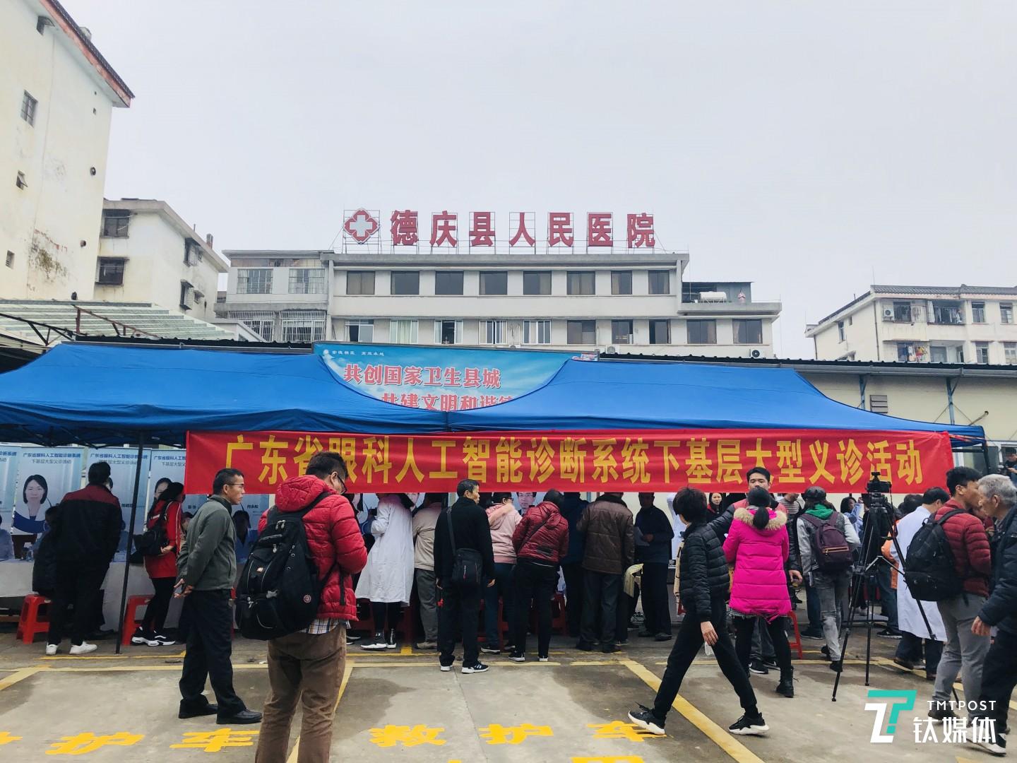 题图为广东省眼科人工智能诊断系统下基层大型义诊现场，钛媒体付梦雯拍摄