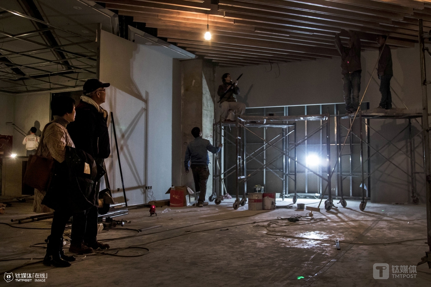 1月20日，北京五棵松卓展購物中心，鄭富德租下的店面正在裝修，他為這家即將在2月下旬開業(yè)的航模店取名“Maker”。他已經(jīng)陸續(xù)把自己的手工航模從臺灣帶到北京，準備將來在店里展示?！伴_一家模型店只是其一，要用其他的把它提升，模型不是玩具，它有教育意義?！? /></p><p class=