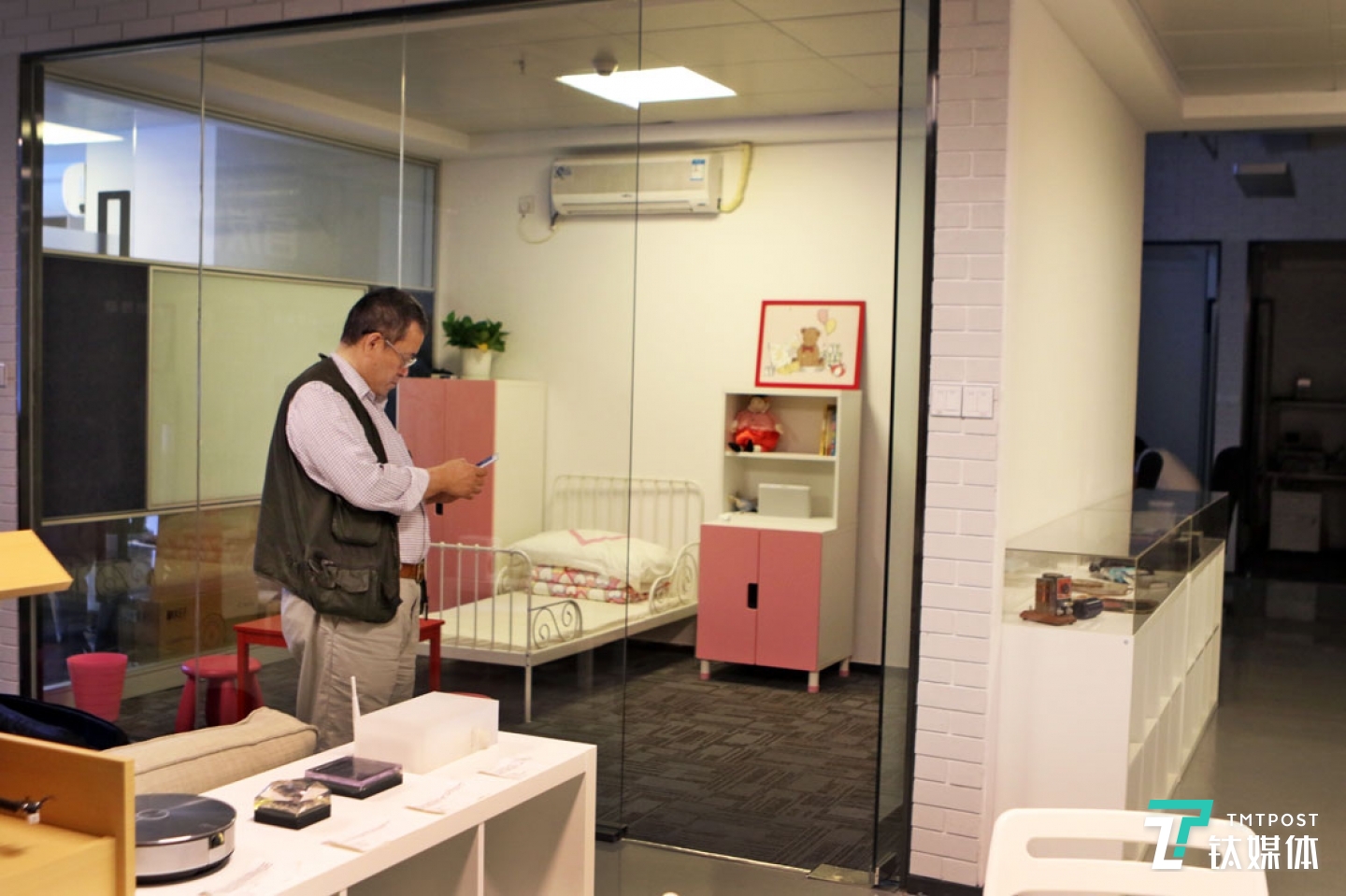 為了讓設(shè)計(jì)和環(huán)境融合，云動(dòng)創(chuàng)想的辦公室里，設(shè)置兒童房、客廳、餐廳、廚房、書(shū)房等場(chǎng)景。