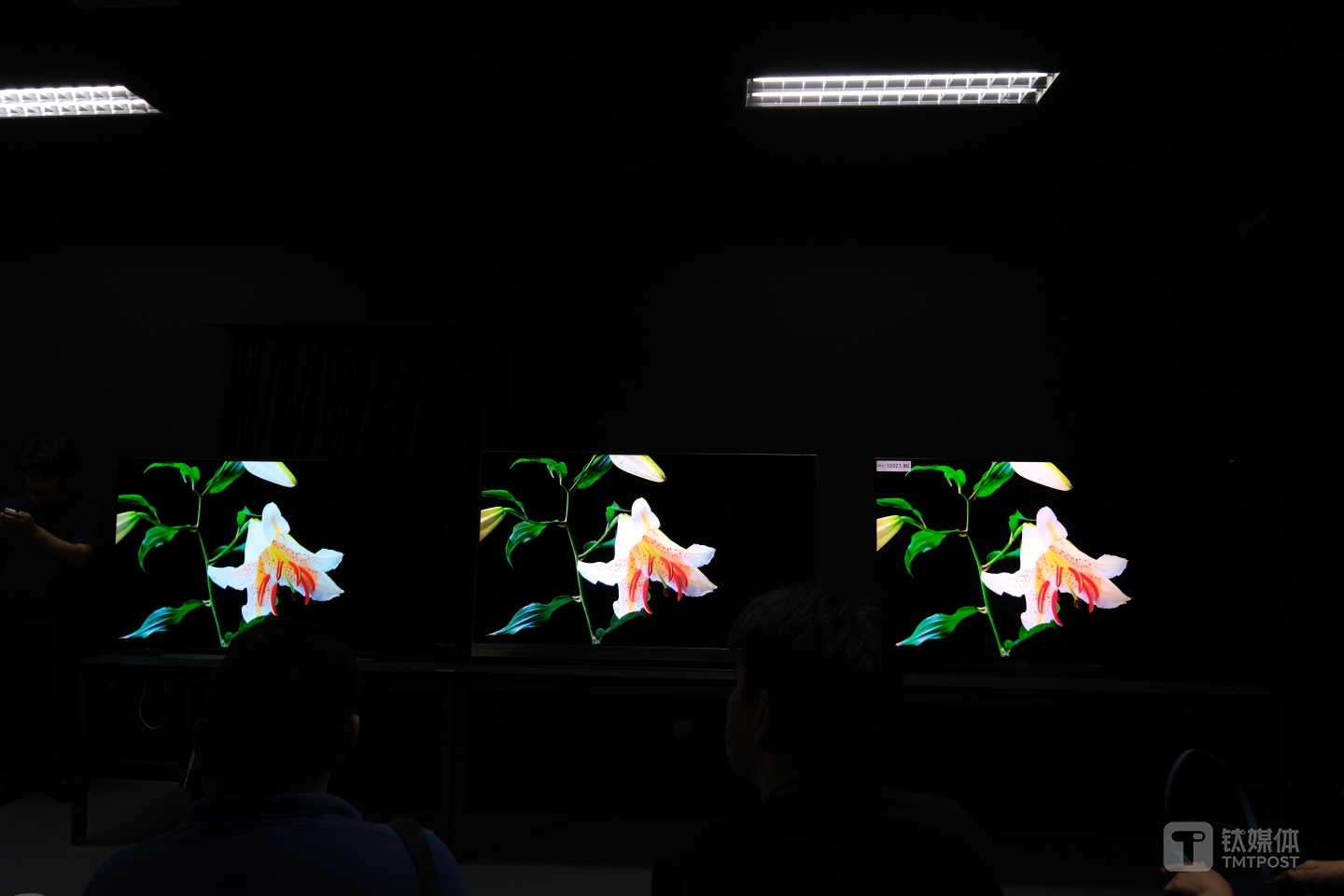 叠屏和其他类型面板对比（中间为叠屏）