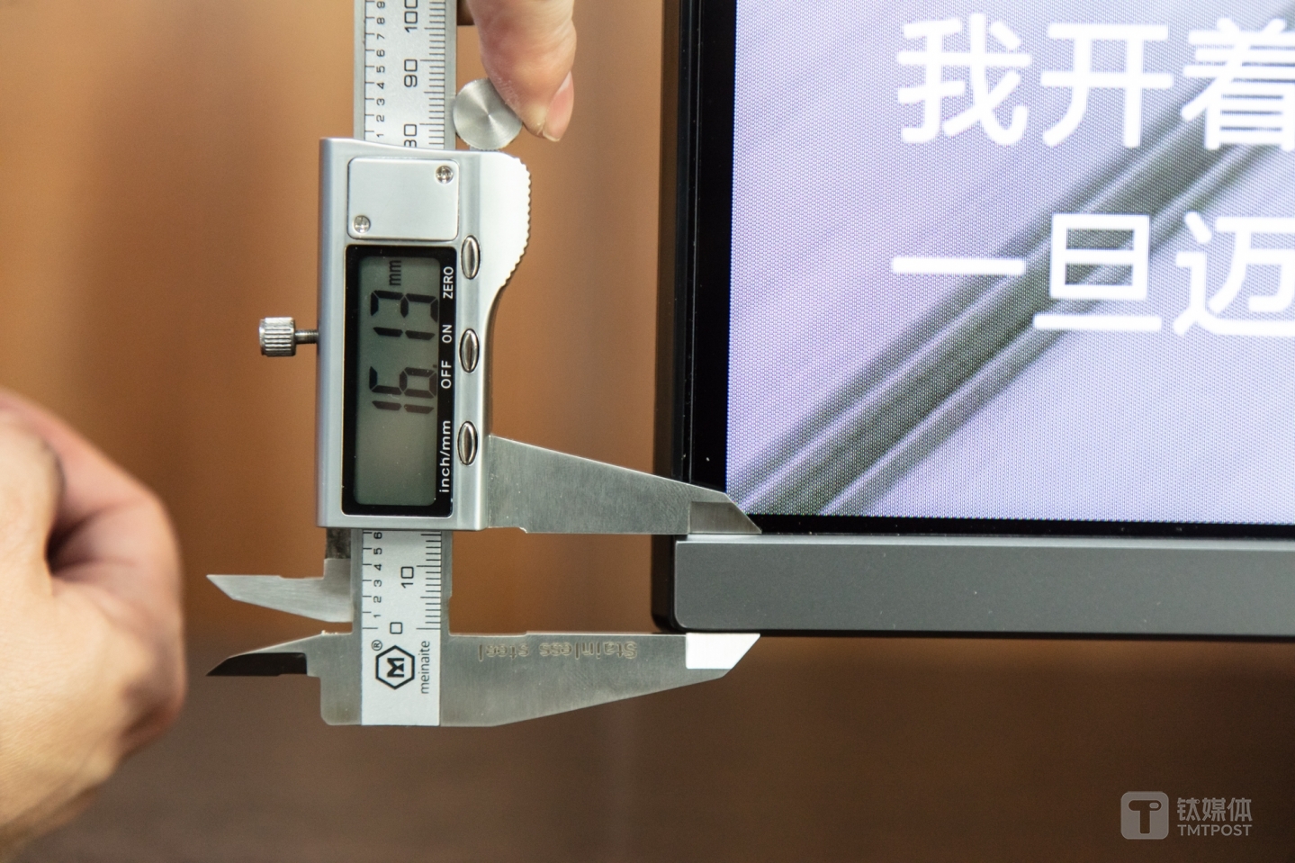 底部边框为金属材质