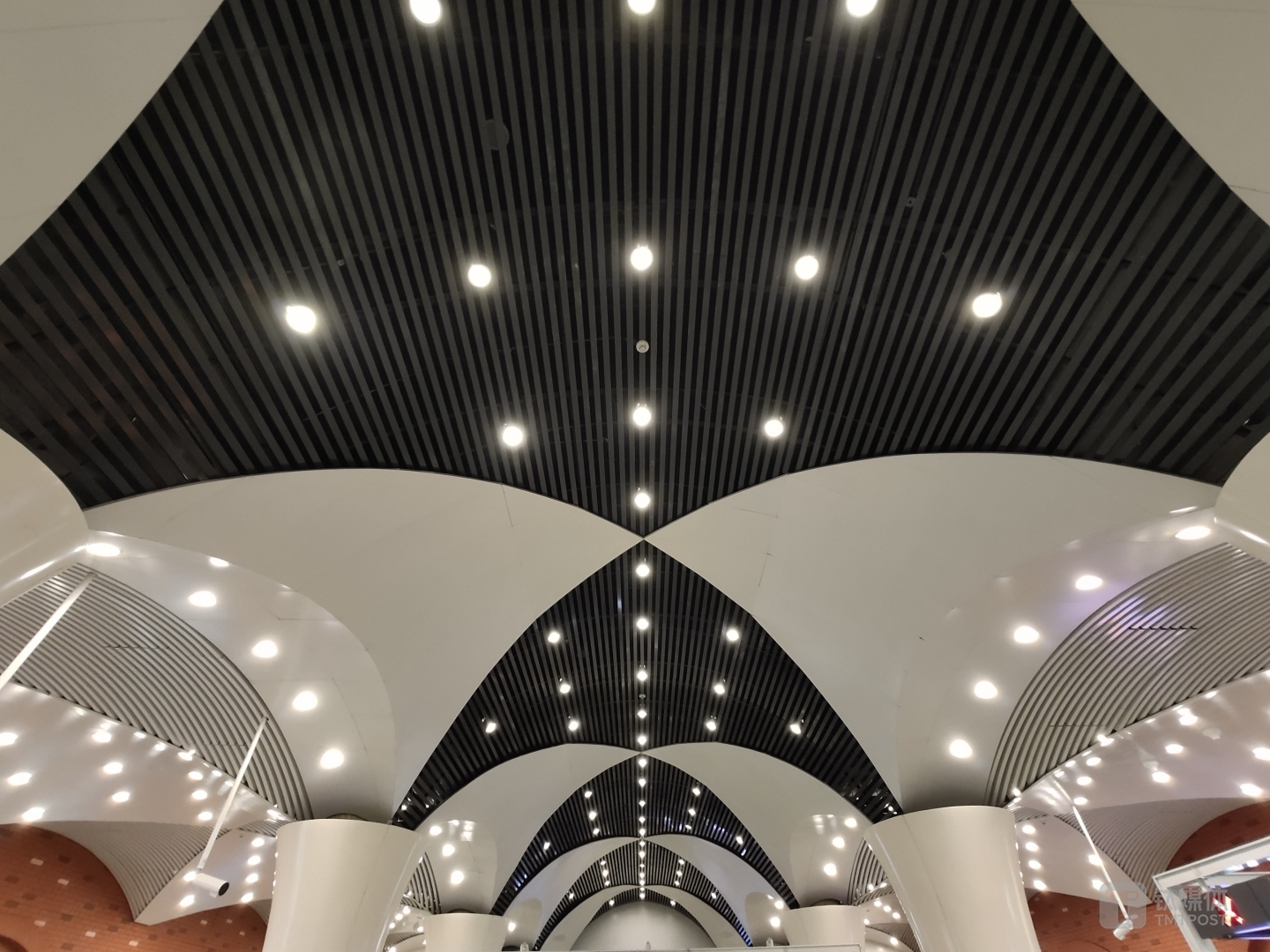 超广角可以容纳更多景物，尤其适合拍建筑