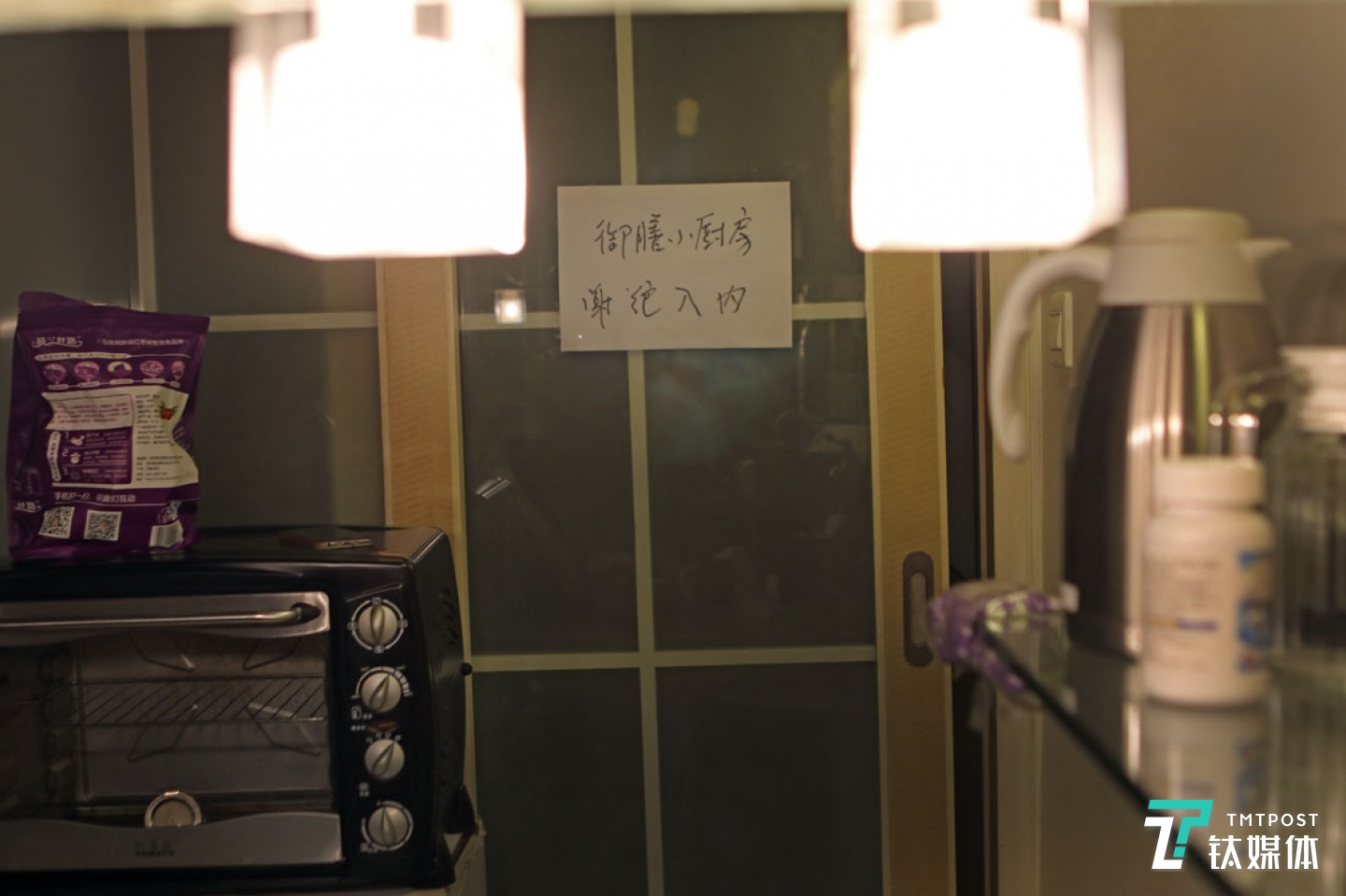 妻子廚藝很好，加上這一家人和睦好客，女兒常常會(huì)帶朋友閨蜜回家吃飯，客人都喜歡去廚房&ldquo;偷學(xué)廚藝&rdquo;。這套位于南山區(qū)的房子，是曾德鈞2004年購(gòu)買(mǎi)，夫妻倆把廚房改小了，硬是整出了一個(gè)大書(shū)房，&ldquo;廚房太小，人一進(jìn)來(lái)就會(huì)影響我做菜，所以老曾就寫(xiě)了個(gè)&lsquo;告示&rsquo;貼在廚房門(mén)上&rdquo;。