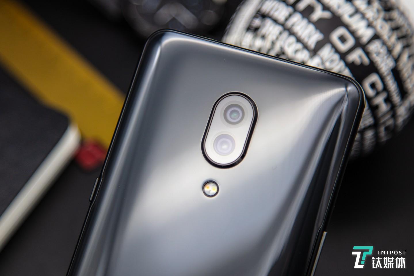 拥有2400万高清像素，1.8um高感光成像模式呈现更美夜景；SONY高帧率影像传感器IMX519，拥有1600万高清像素