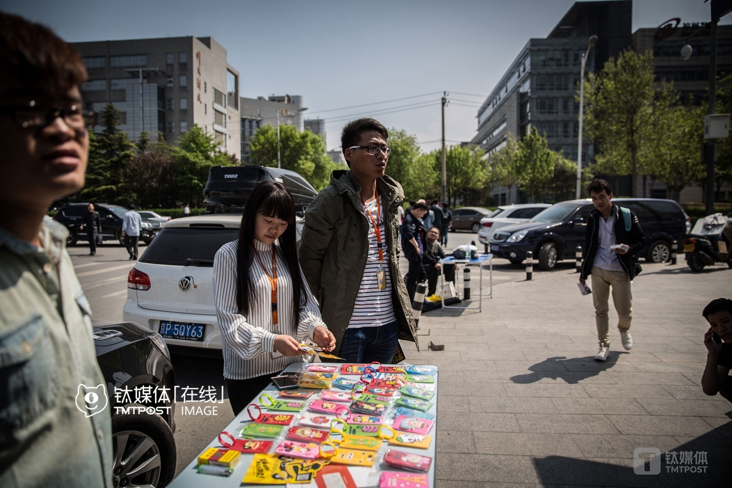 Sales representatives of an online English training organization were offline-promoting their courses on the streets around Shangdi area. &ldquo;We&rsquo;re supposed to complete at least 450 new signups every month,&rdquo; they said. However, it&rsquo;s not a task too difficult to complete.