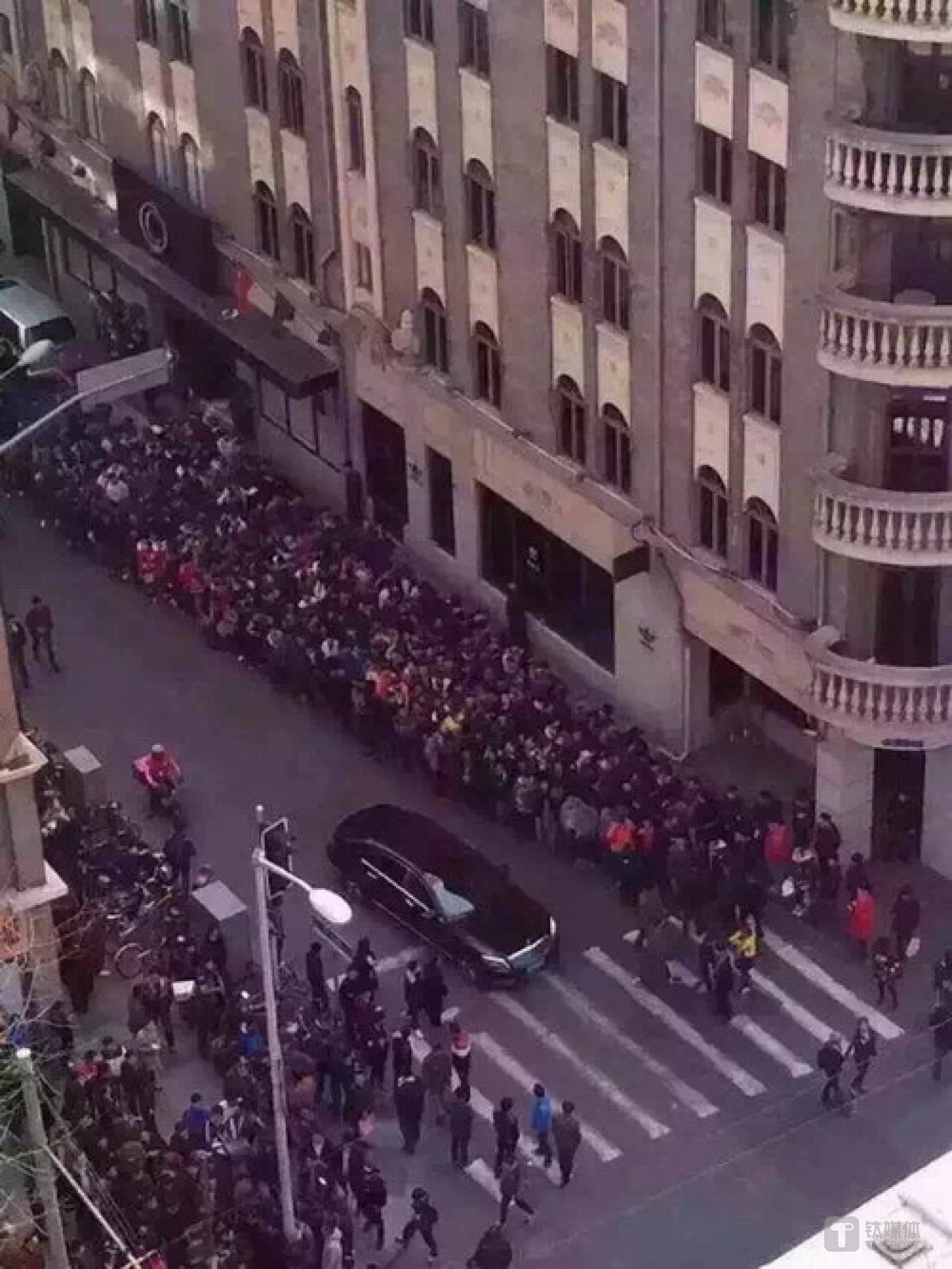 上海排队抢购现场