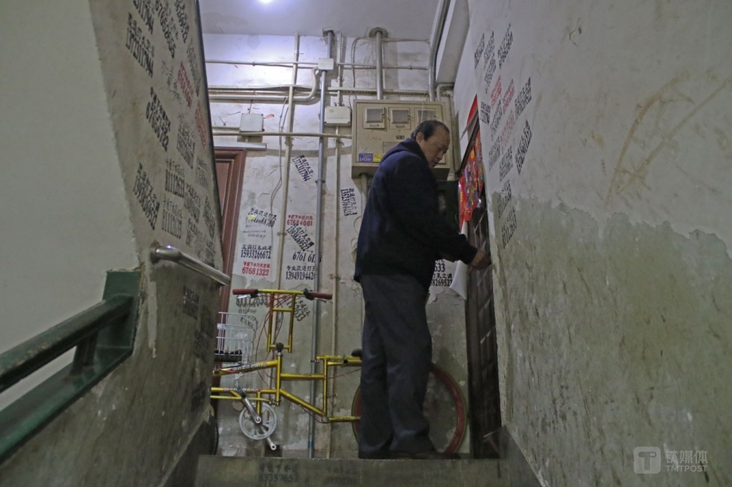 曲建防的父亲,是老八路,参加过一系列战斗,1949年后还参加过抗美援朝,说起这些,他非常骄傲,他说,父亲1996年过世以后,他感受过人走茶凉和经济困难的感觉。他独居的母亲跟他离得不远,他没事的时候常常过来看看。