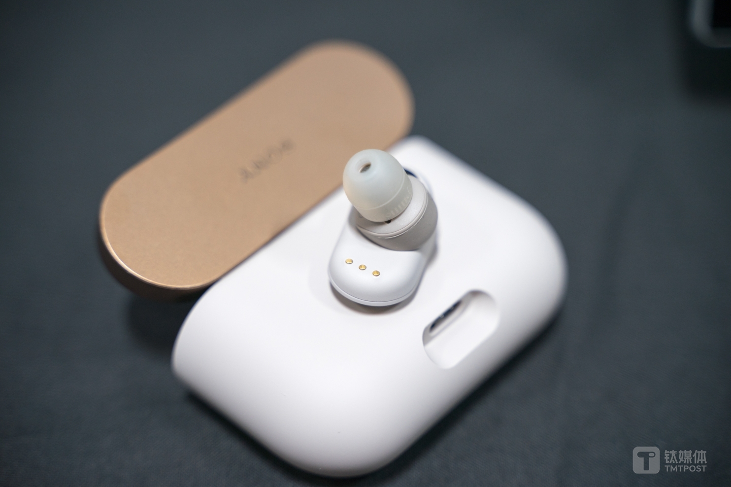 耳机主体的体积较大