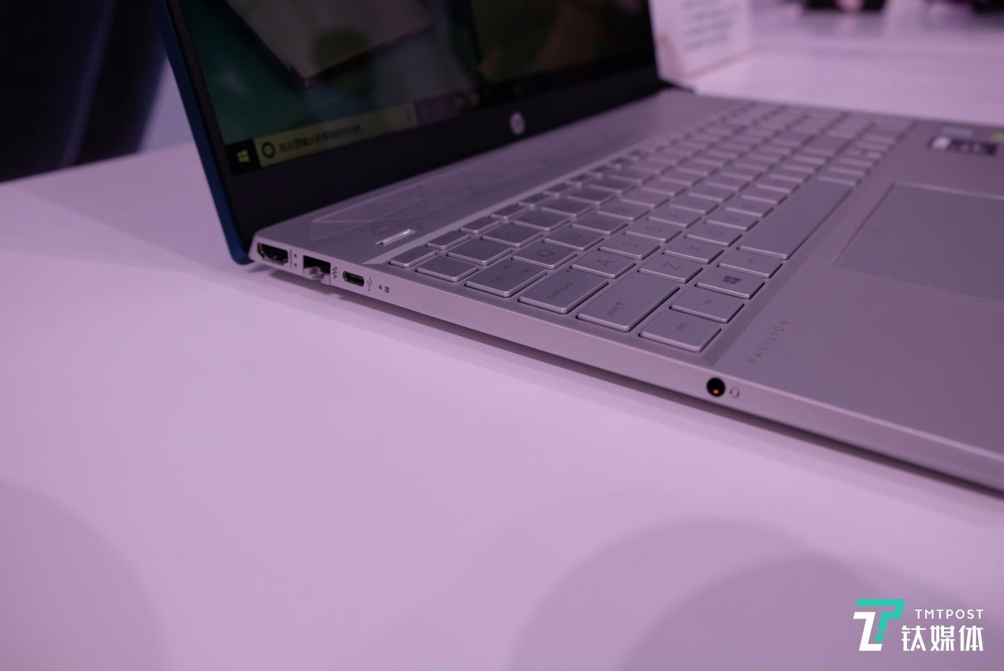 星系列 14 寸笔记本侧面接口