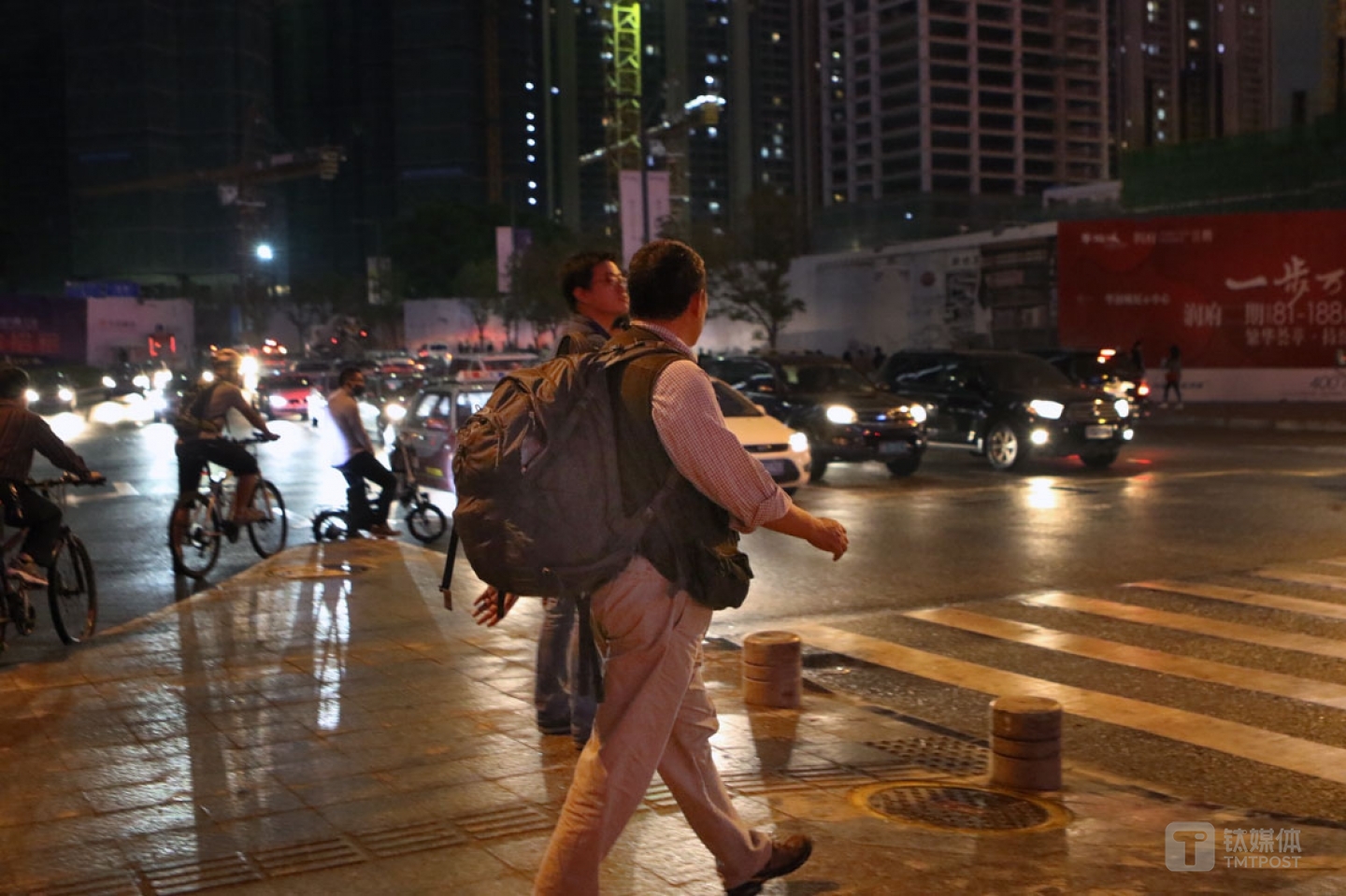 从云动办公室下班，曾德钧一般都会步行回家，近4公里路程，对他来讲是很好的锻炼，尤其是自己天天都背着包，&ldquo;我这个背包用了6年，我每天背着，所以我身体还不错&rdquo;。