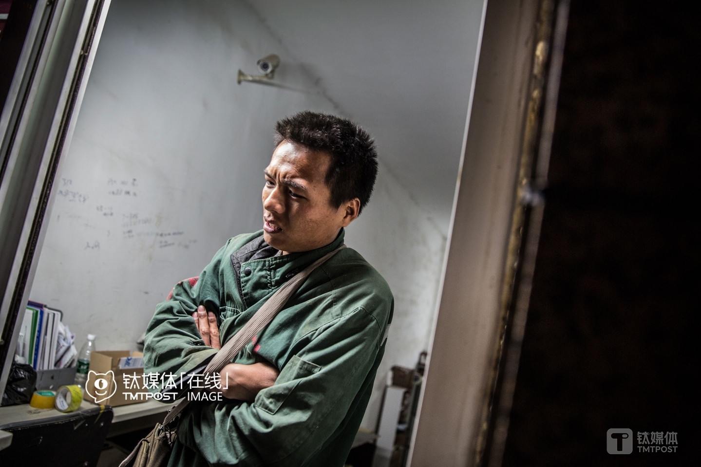 It was the afternoon of April, 28th. Lufei was waiting for deliverymen from another express company inside an express pickup center. However, he didn’t show up. Lufei was worried if he would have to miss the time to deliver his own packages to the pickup center and get them sent by the truck. Some express company chose to transfer packages they couldn’t deliver due to concerns over manpower, capital and efficiency to other express companies through the pickup center and earn a tiny bit of money.